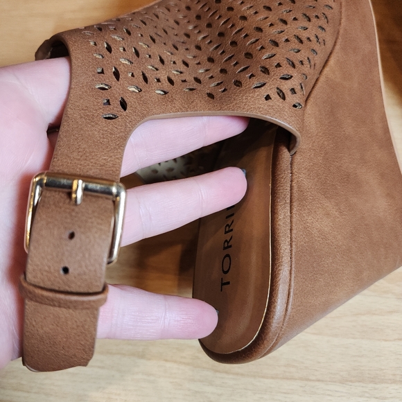 Torrid 9.5W Faux Leather Laser-Cut Peep-Toe Platform Wedges Cognac brown - Picture 11 of 16